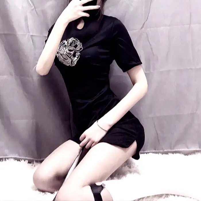 院子里的女人